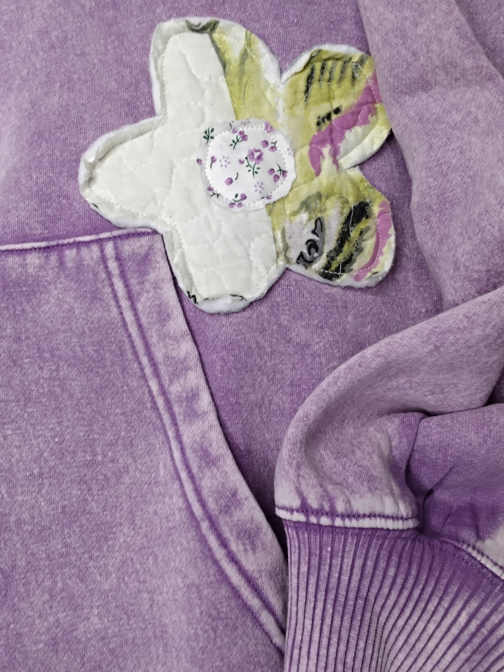 3970 S8ze Large Zenana Outfitters Lavender Floral Appliqué Hoodie Sweatshirt. - Picture 2 of 7